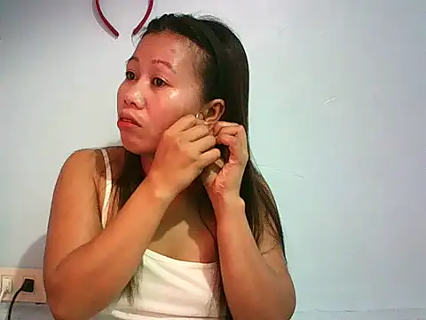 Snapshot of CreamyHotPussy4u chatting on 04.15.26 CreamyHotPussy4u online show from 04.15.26