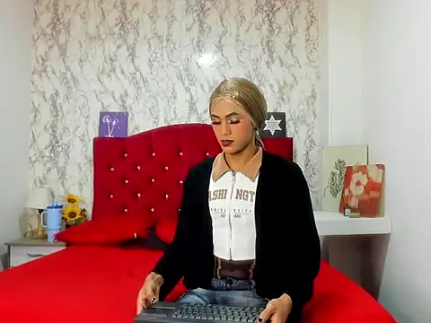 Snapshot of Alejandra_and_James_ chatting on 04.11.26 Alejandra and James online show from 04.11.26