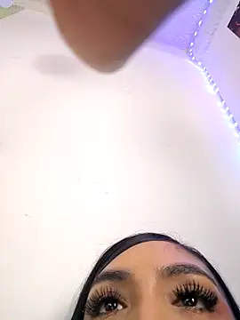 Snapshot of yvonne_1998 chatting on 03.25.26 yvonne 1998 online show from 03.25.26