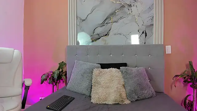 Snapshot of PinkAria chatting on 04.04.26 PinkAria online show from 04.04.26