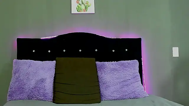 Snapshot of PinkAria chatting on 04.15.26 PinkAria online show from 04.15.26