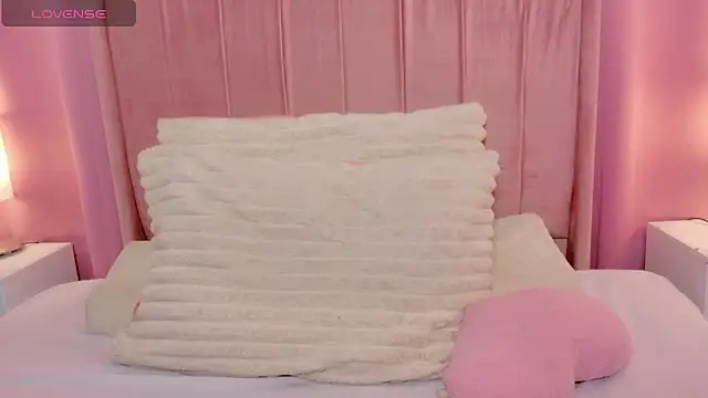 MoollyLove online show from 04.14.26