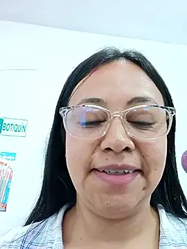 Snapshot of Violeta--7 chatting on 04.15.26 Violeta--7 online show from 04.15.26