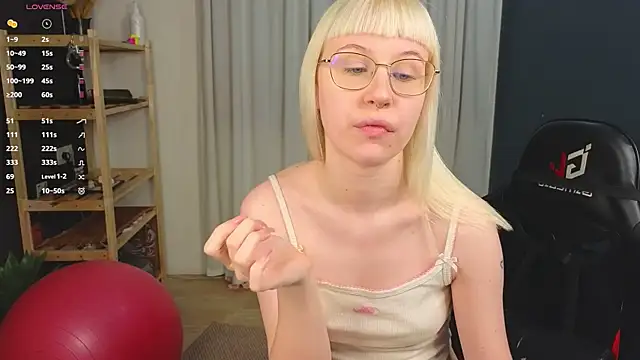 Snapshot of call_me_heaven chatting on 04.06.26 call me heaven online show from 04.06.26