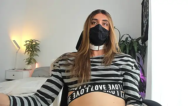 LilyReina online show from 04.14.26