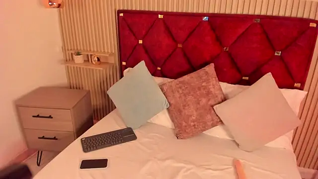 VictoriaKane online show from 04.16.26