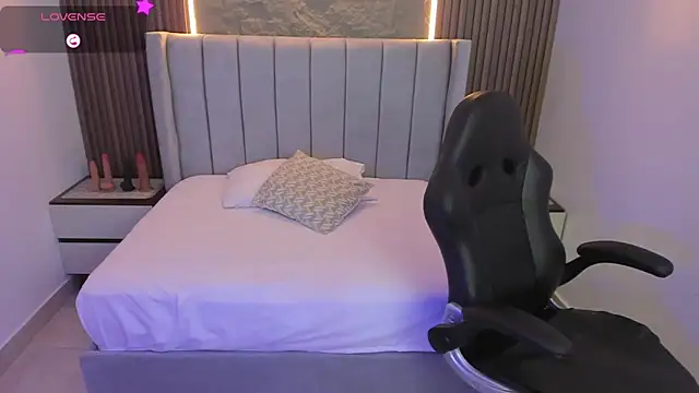 MILLYEVANS1 online show from 04.17.26