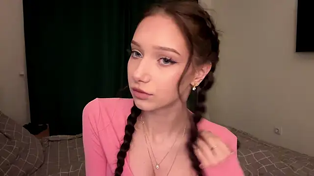 MiaNewstrom online show from 04.08.26