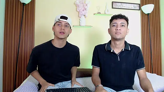 TwoHotTrouble  online show from 03.31.26