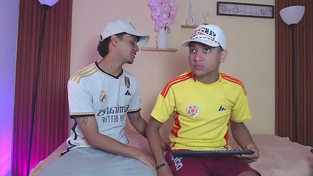 TwoHotTrouble  online show from 04.08.26