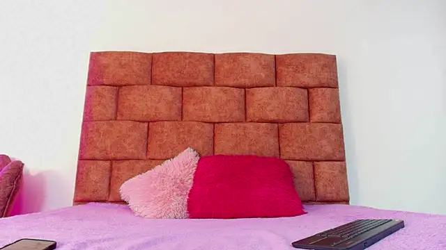 Emily Gross online show from 04.06.26