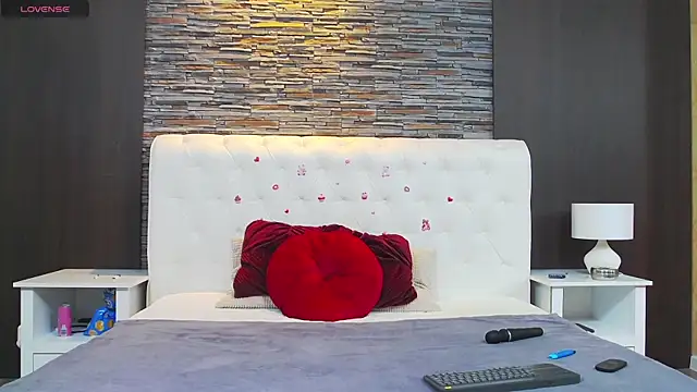 RaynaTess online show from 04.17.26