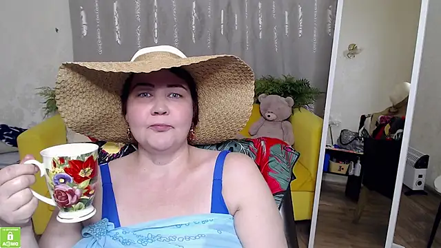 Snapshot of QUEEN02030 chatting on 05.29.26 QUEEN02030 online show from 05.29.26
