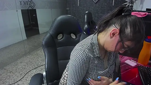 Snapshot of Ellaa_honey chatting on 04.14.26 Ellaa honey online show from 04.14.26