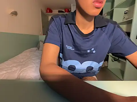 Snapshot of Rebeu_77 chatting on 07.15.26 Rebeu 77 online show from 07.15.26