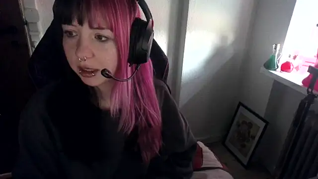 Snapshot of CutieTracer chatting on 04.11.26 CutieTracer online show from 04.11.26