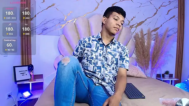 Miaa Hero online show from 04.03.26