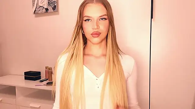 Snapshot of LeoniaRinard chatting on 04.19.26 LeoniaRinard online show from 04.19.26