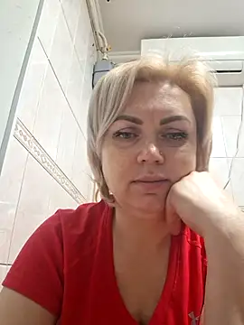 Snapshot of SylvieGold453 chatting on 04.01.26 SylvieGold453 online show from 04.01.26