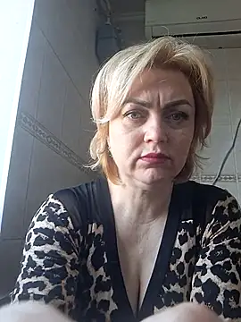 Snapshot of SylvieGold453 chatting on 04.14.26 SylvieGold453 online show from 04.14.26