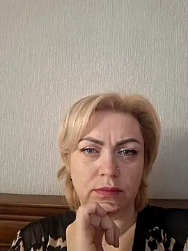 Snapshot of SylvieGold453 chatting on 04.15.26 SylvieGold453 online show from 04.15.26