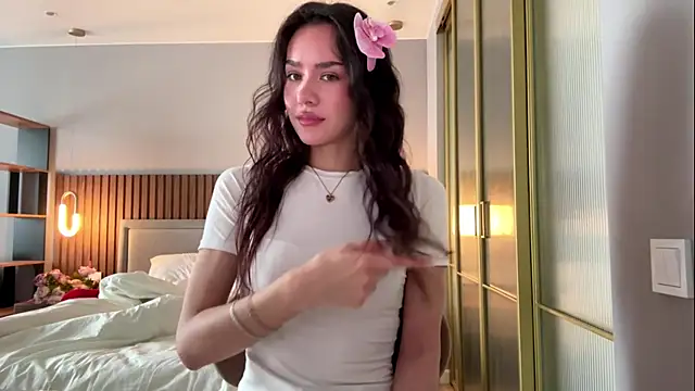 MinnaWatwood online show from 04.14.26