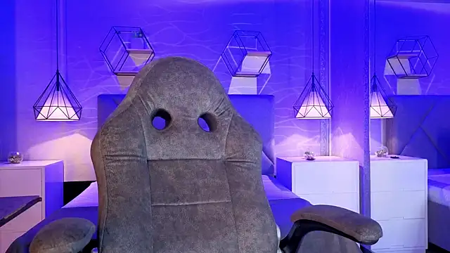 lhiamfitt10 online show from 04.13.26