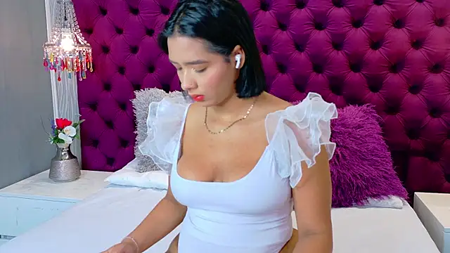 HilaryQueen  online show from 04.15.26