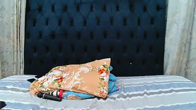 Snapshot of SexiestChoc chatting on 04.15.26 SexiestChoc online show from 04.15.26