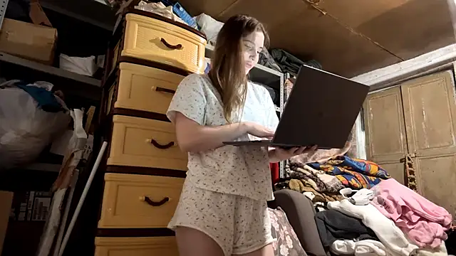 VelvetNoirra online show from 04.04.26