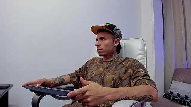 Charlie Foxie online show from 04.11.26