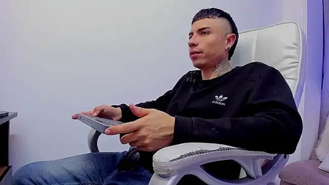 Charlie Foxie online show from 04.15.26