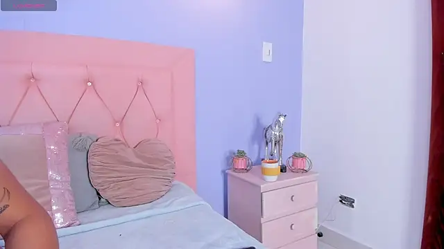 Snapshot of Kendall_Rous_ chatting on 04.08.26 Kendall Rous online show from 04.08.26