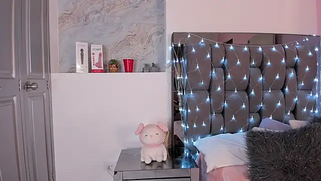 Snapshot of Kendall_Rous_ chatting on 04.14.26 Kendall Rous online show from 04.14.26