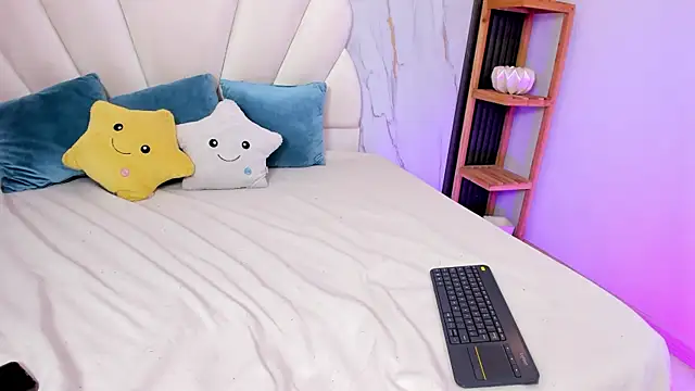 DaphneValucci online show from 04.14.26