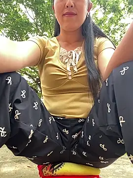 Huonglyna online show from 04.17.26