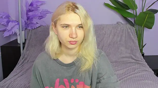 Kitty Blondie online show from 04.07.26