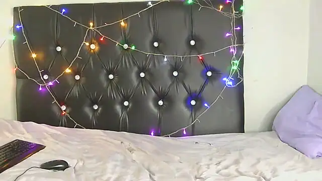 SlipperyLipsX online show from 04.12.26