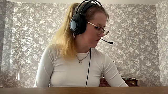 ElmiraGildea online show from 04.14.26