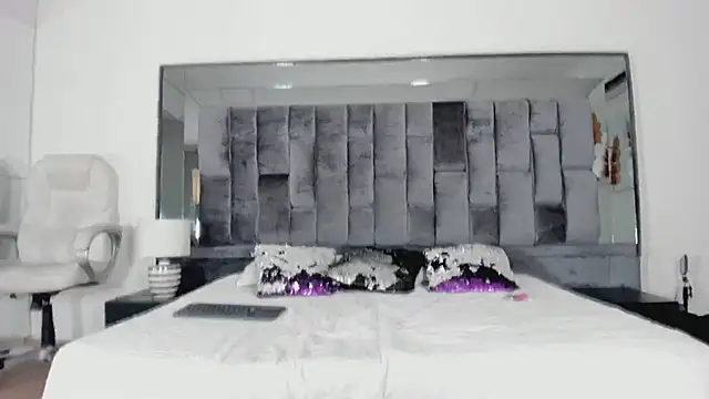 Ashly bloom  online show from 04.15.26