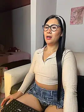 EvelynLeen  online show from 04.07.26