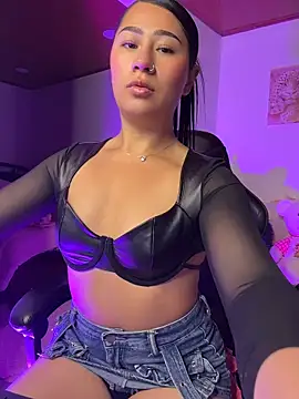 EvelynLeen  online show from 04.13.26