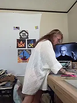 Snapshot of Blondejenn chatting on 04.10.26 Blondejenn online show from 04.10.26