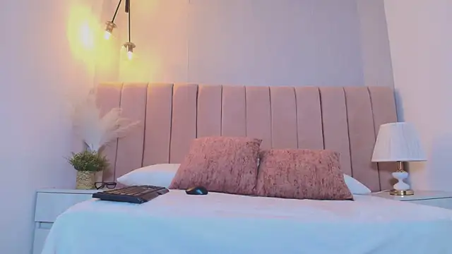 Samantha Lunaa online show from 04.09.26