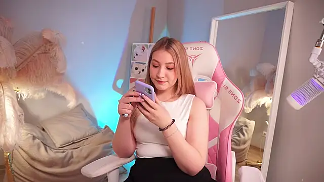 Emilicious online show from 04.16.26