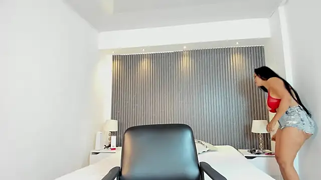 Snapshot of gaialewis chatting on 04.12.26 gaialewis online show from 04.12.26