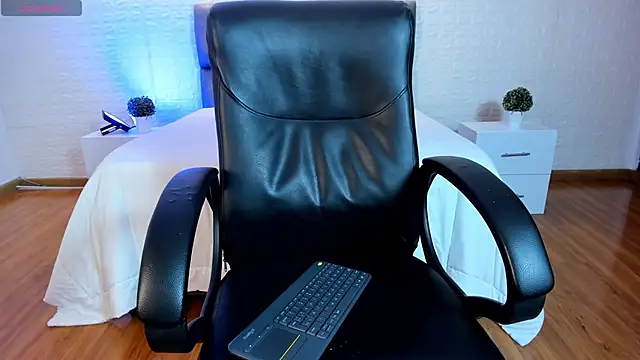 Snapshot of gaialewis chatting on 04.16.26 gaialewis online show from 04.16.26