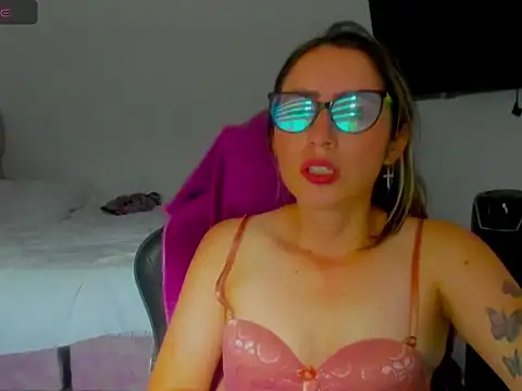 Snapshot of BellaTxM_ chatting on 04.10.26 BellaTxM online show from 04.10.26