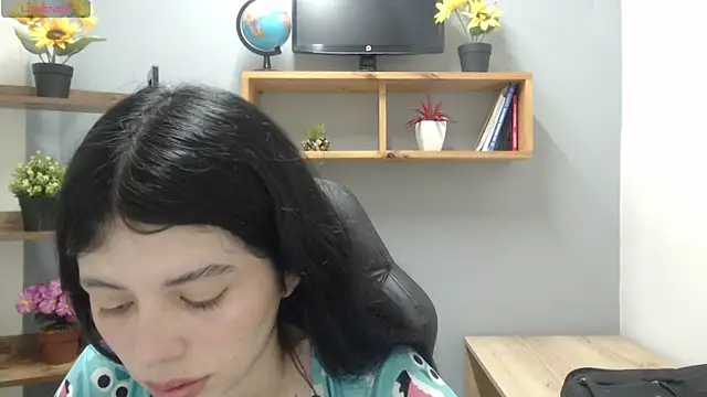 Snapshot of Sophie_Copers chatting on 06.14.26 Sophie Copers online show from 06.14.26