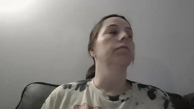 Snapshot of lily1982 chatting on 04.23.26 lily1982 online show from 04.23.26
